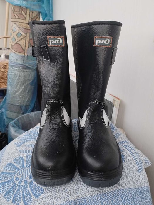 Сапоги рабочие кожаные.