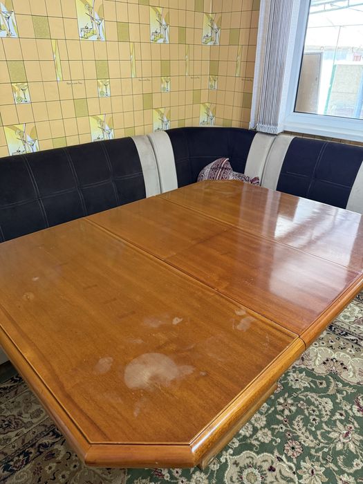 Стол и стулья кухонный