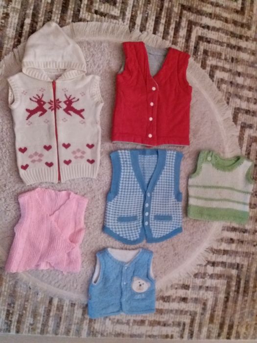 Срочно безрукавки на мальчика и на девочку от 0-4 лет.