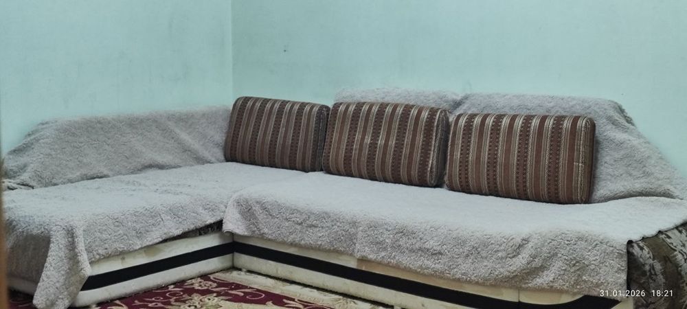 Burchak divan. Holati o'rta