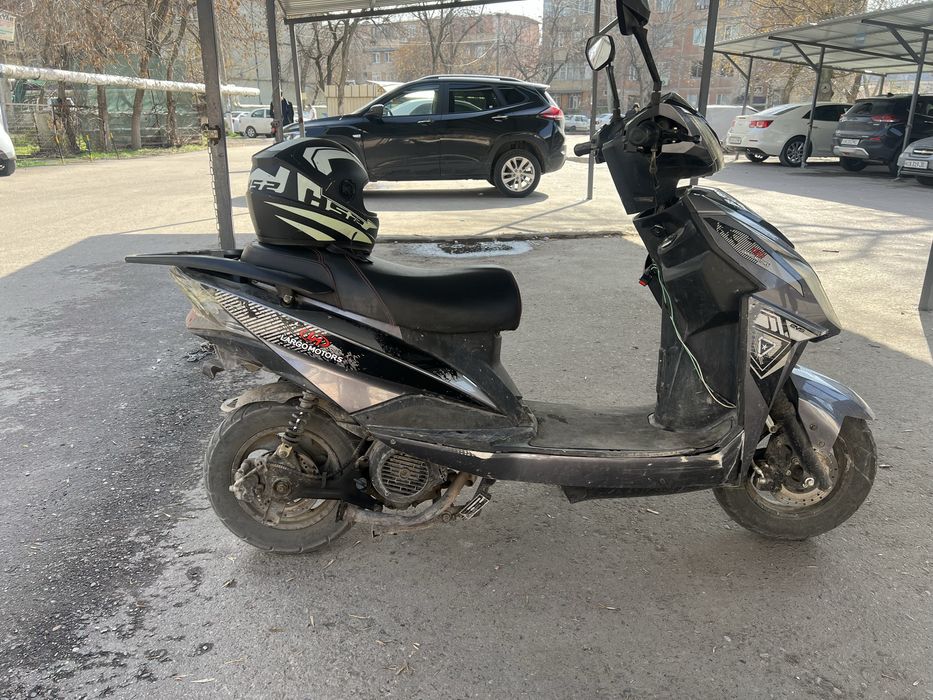 Скутер на ходу 125 кубовый