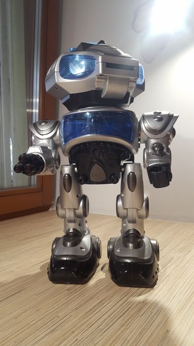 Детские игрушки-роботы