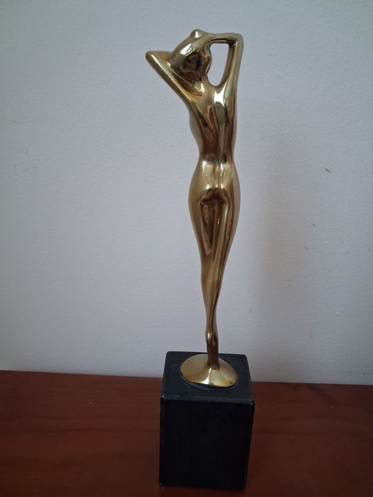 Две статуетки  бик  бронз и  гола фигура месинг