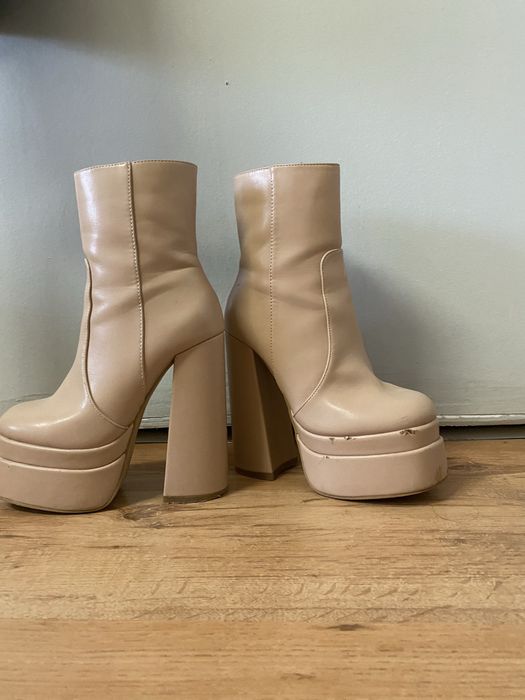 Дамски боти на ток