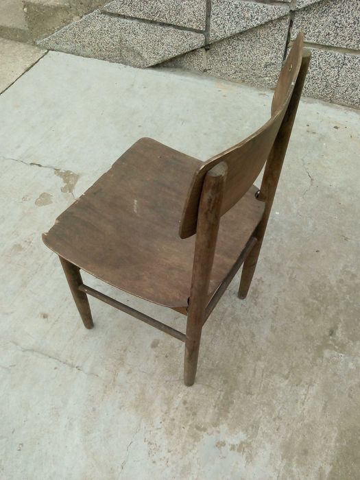 Стар дървен стол
