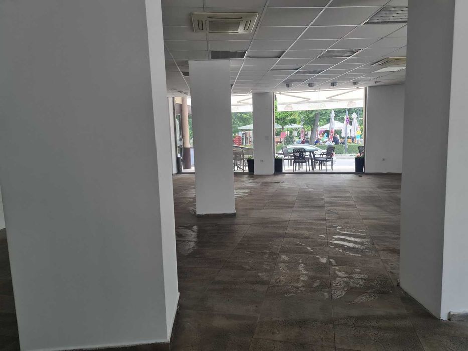 Дава под наем офис - търговско помещение в центъра