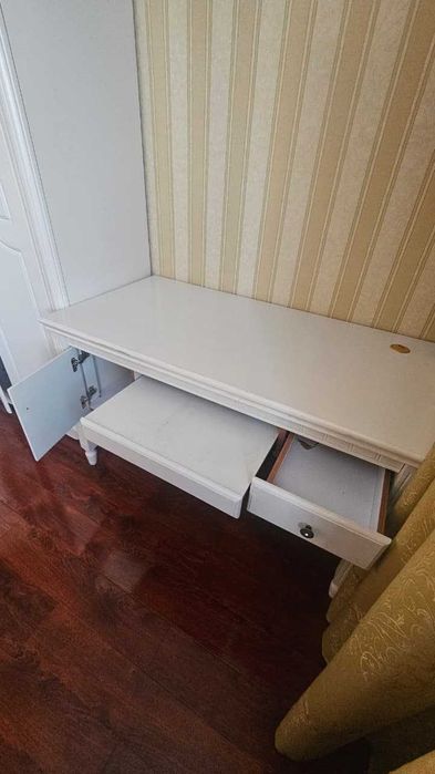 Продам стол светлый