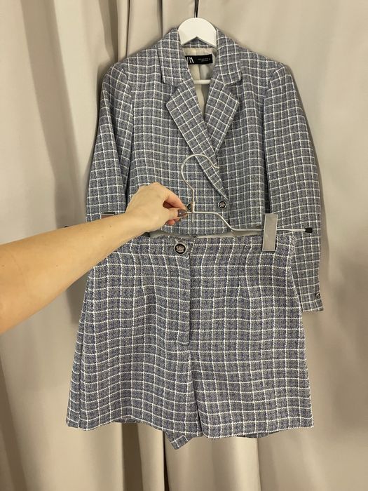 Комплект късо сако и панталонки Зара