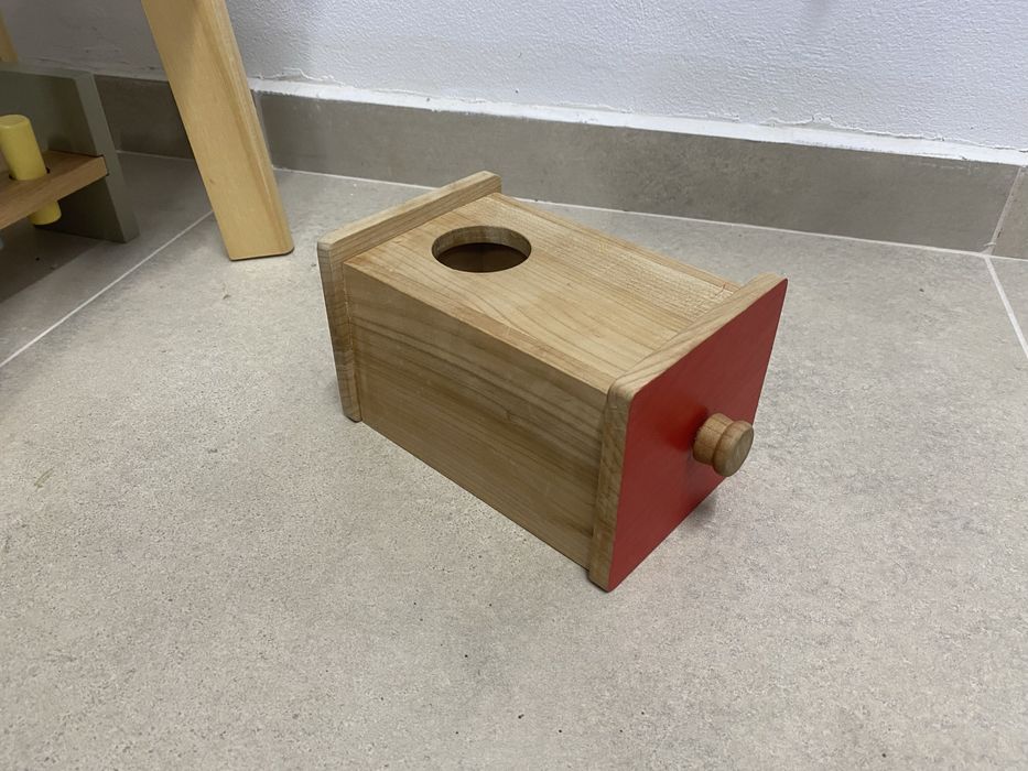 Монтесори кутия с топка и дупка