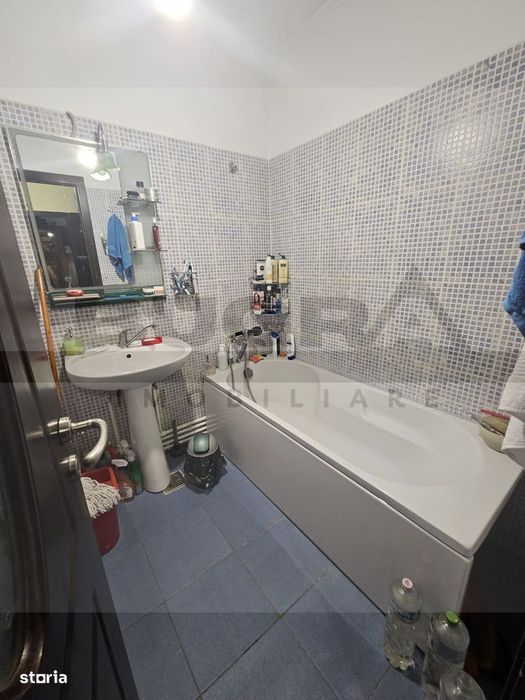 Apartament cu 2 camere, 50 mp, etaj intermediar, parcare, zona Pertrom — fotografia 3