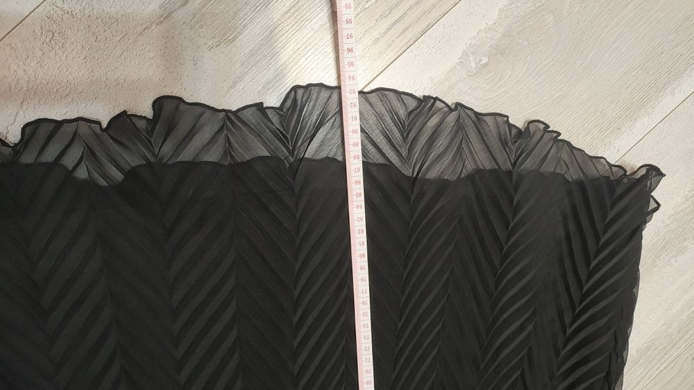 Черна плисирана рокля