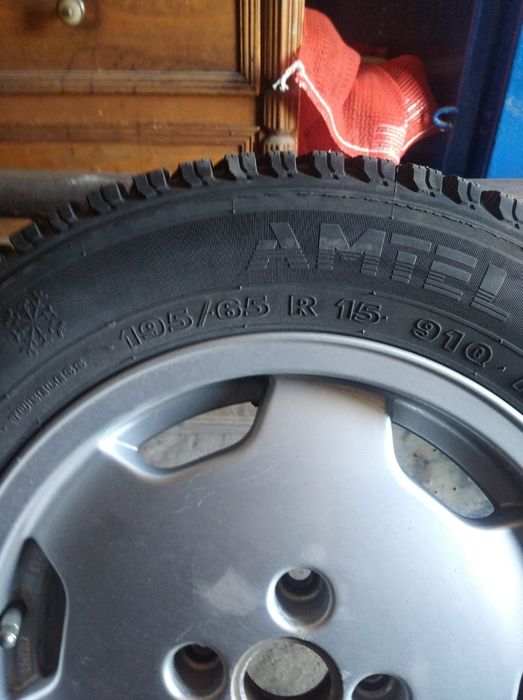 Продам диски с шинами зима 4 шт