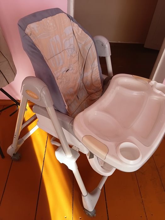 Детский стол, стульчик.