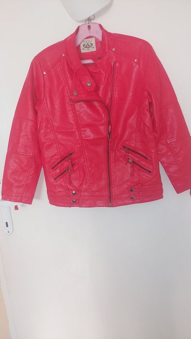 червени кожени якета