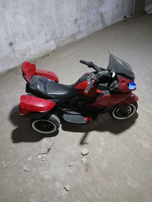 срочно продам детский скутер на аккумуляторе