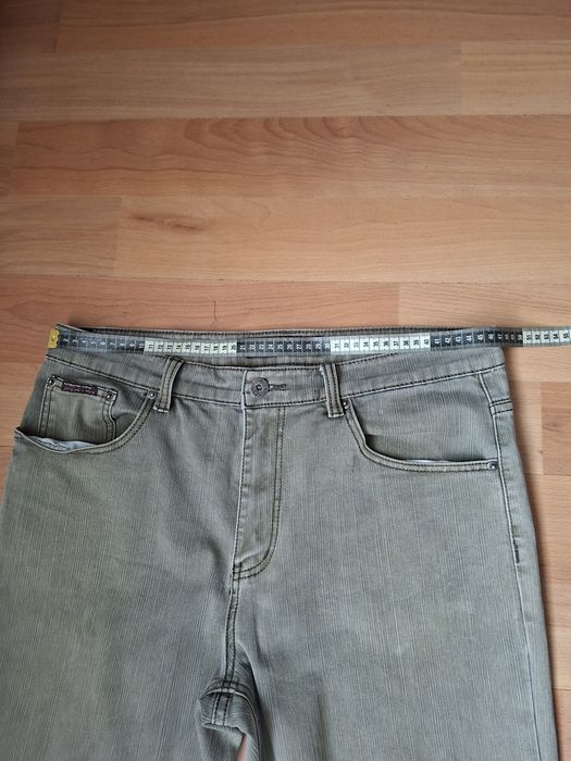 De vânzare pantaloni și tricou de bărbați in stare bună.