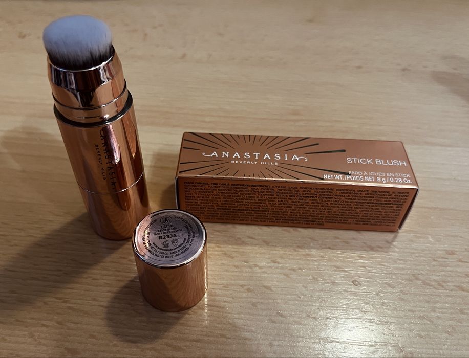 Anastasia стик руж с четка