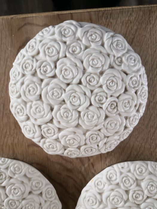 Порцеланови за украса за стената може и да се използват като розетка