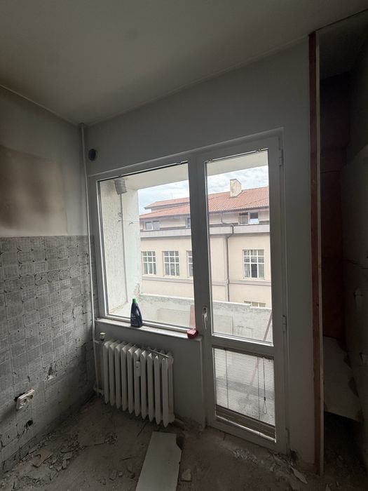 Свалена дограма запазена