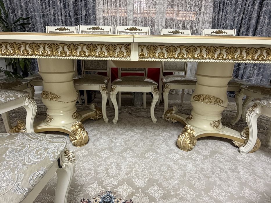 Обеденный стол со стульями