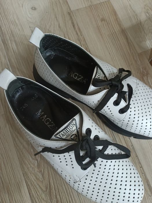 Продам женские ботинки