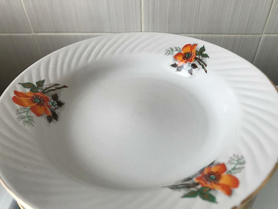 Супница с тарелками