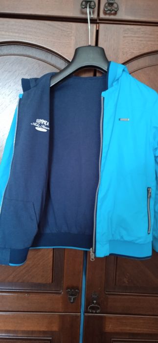 Продам  ветровку детскую.