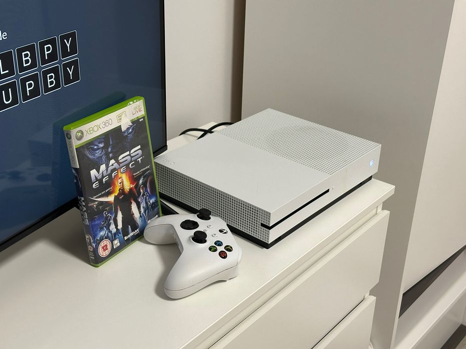 Xbox One S 500GB + game