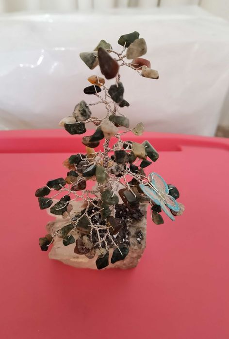 Дръвче от камъчета ахати и постамент кристал