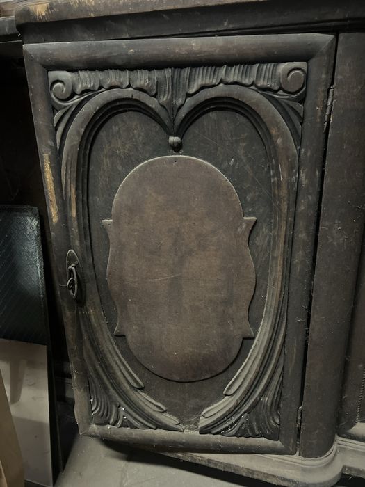 Mobila veche din lemn masiv