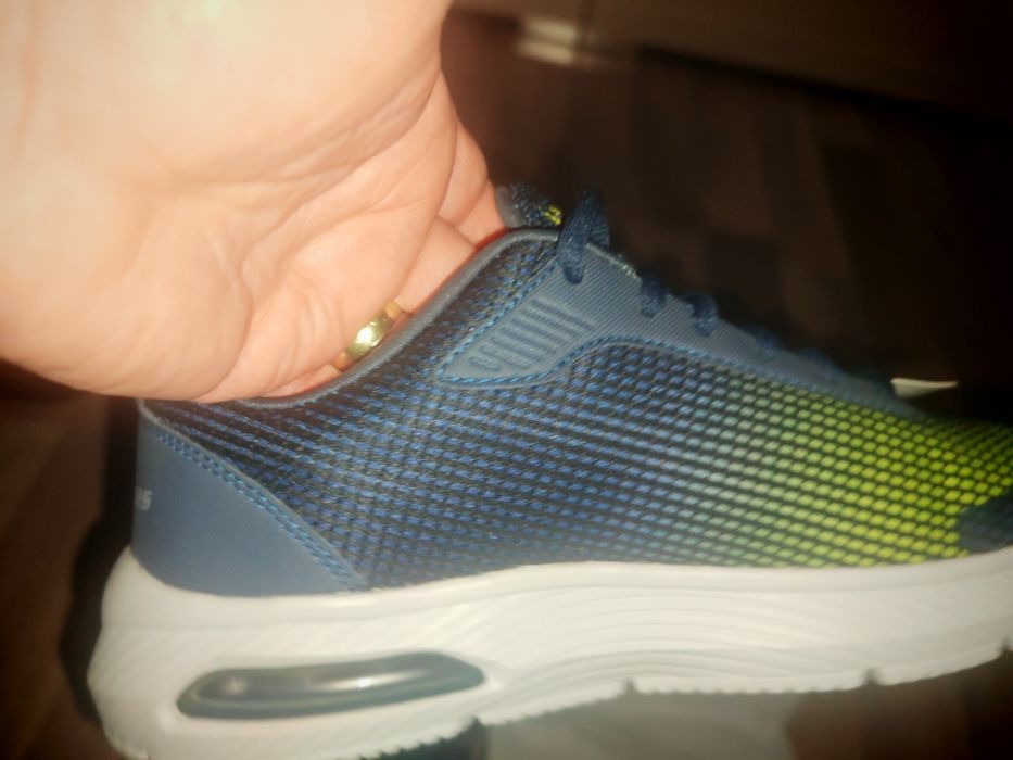 Vând adidași marca Skechers