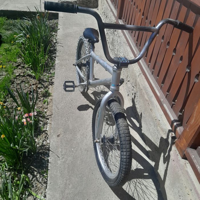 Vând bicicleta bmx