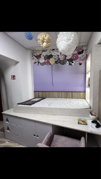 Продавам легло единично с бюро и матрак ново