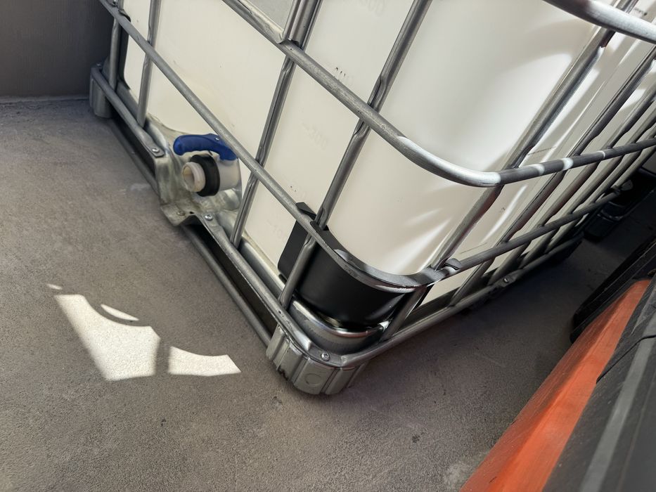 Ibc бидони 1000 литра 1 тон съдове за вода цистерни ЧИСТИ БЕЛИ ЧЕРНИ