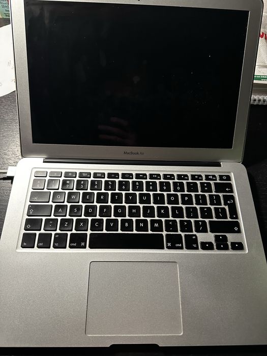 Macbook Air 13 inch 240 ssd i5 la cutie