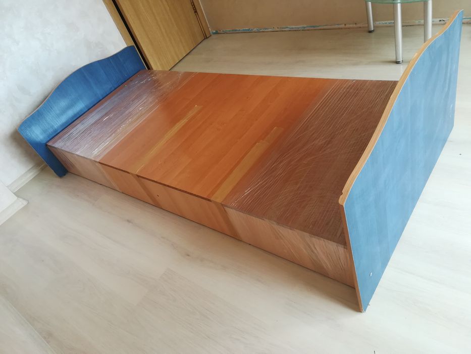 Единично легло с повдигащ механизъм