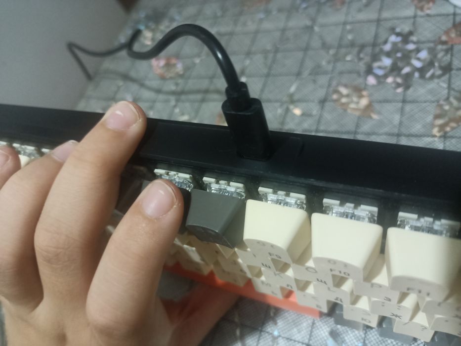 Продаю клавиатиру и мы́ш