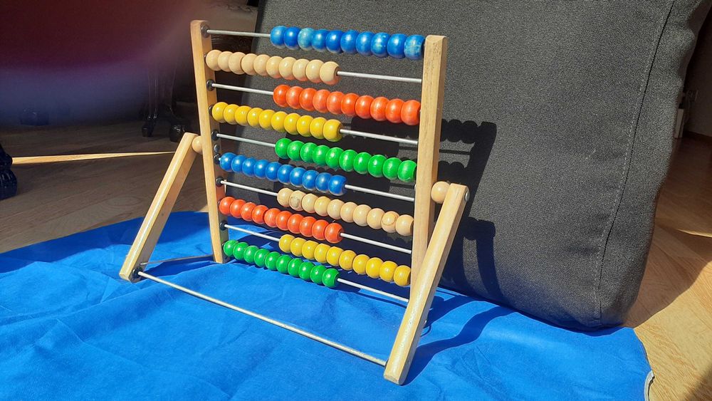 Abac lemn, 6 linii, 10 randuri, 100 de bile colorate, suport pliabil