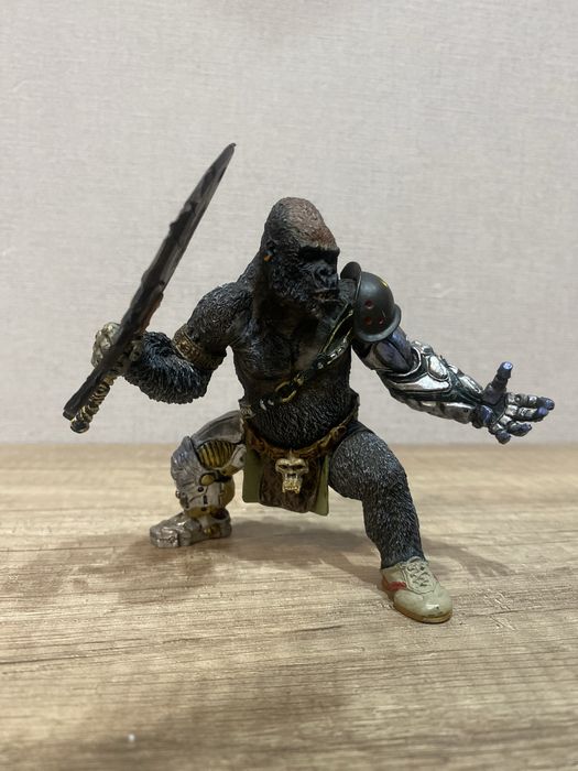 фигрука  горрилы и быка с оружиями