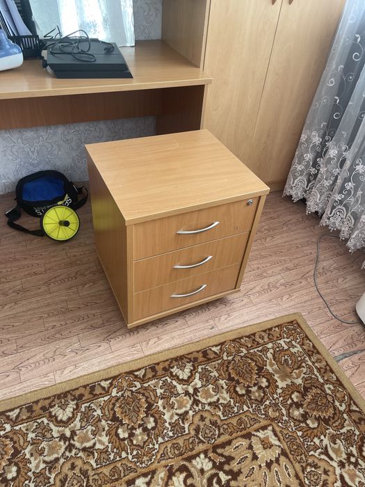 Стол и шкаф в офис или домой