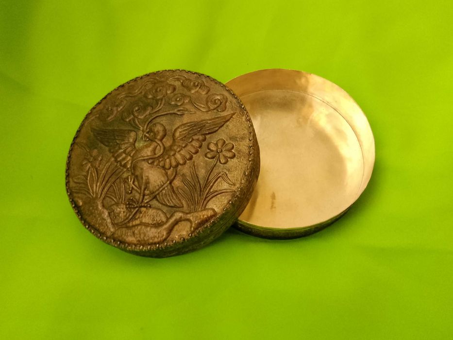 релефна медна посребрена кутия за бижута с огледало възрожденски стил