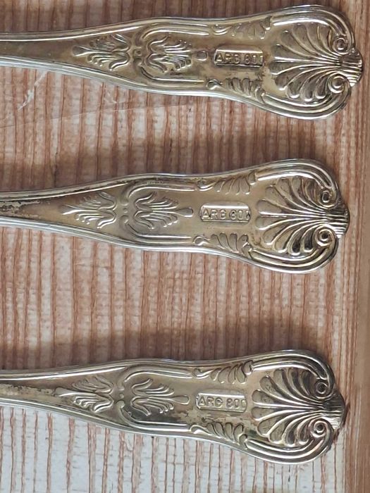 Продаава се посребрен комплект от 34 части