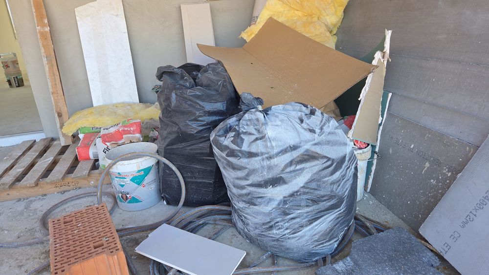 Ridicam saci cu moloz