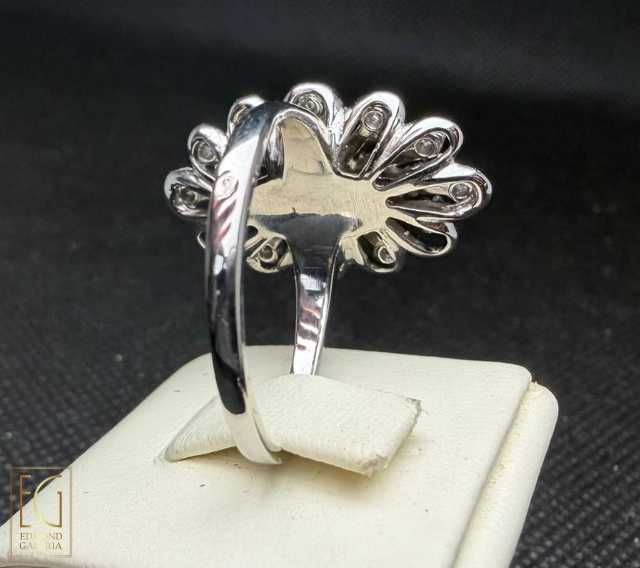 Inel din aur alb, decorat cu diamante