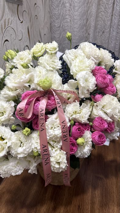 Цветы в корзине белый