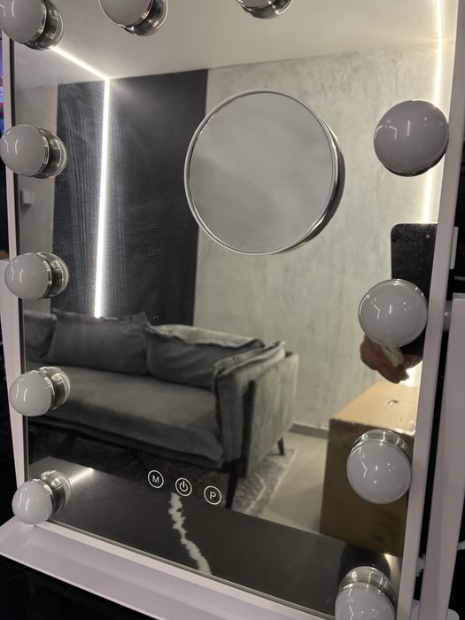 200lei oglindă machiaj   cu LED si lupa-uri