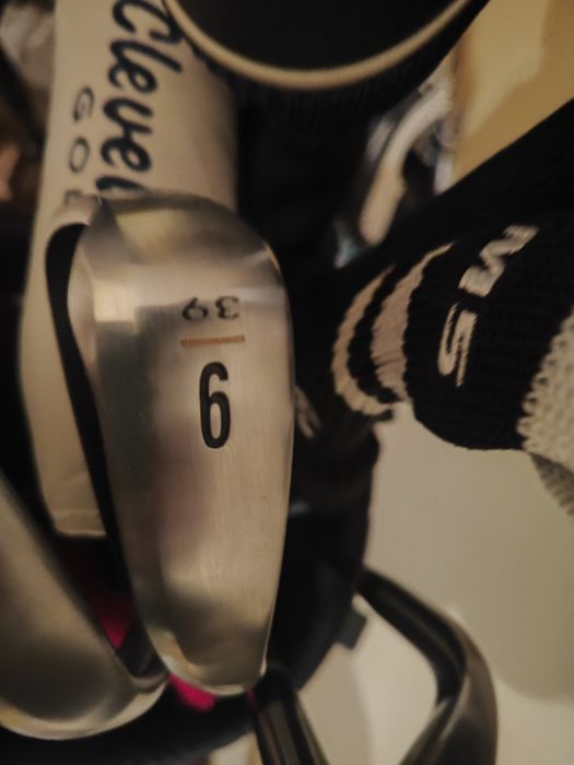 Комплекта е чисто нов стикове и обувки  .размер на обувките 44  Продавам отличен комплект за голф на една от най-добрите марки в света – Cleveland Go