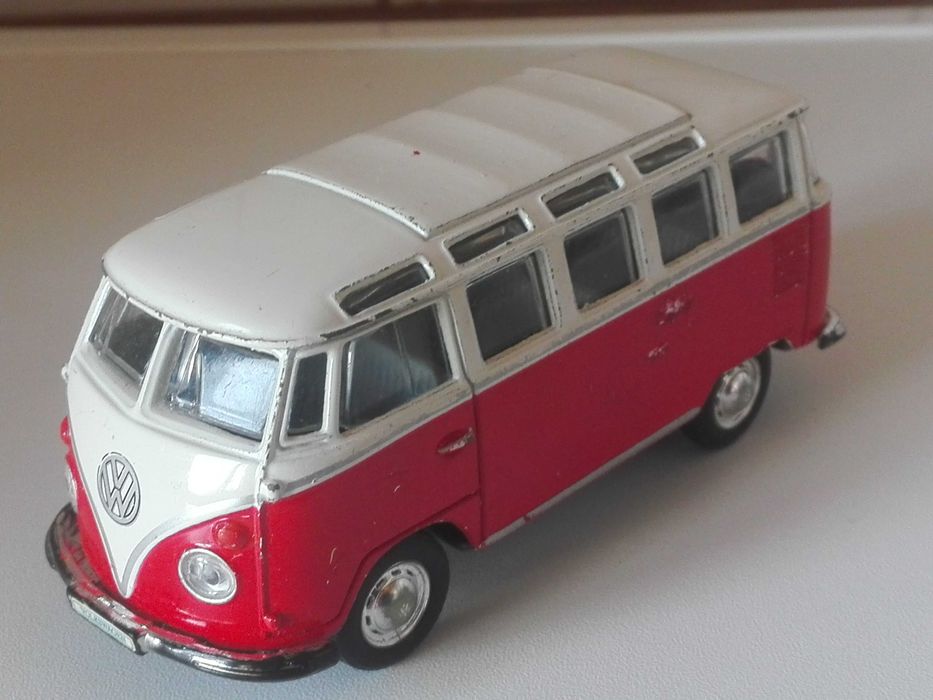 Играчки - колички и моторчета.