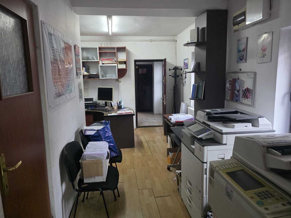 Vand spatiu comercial central 36 mp cu parcare proprie