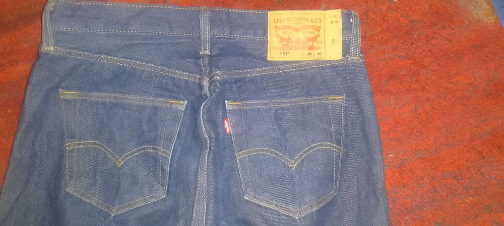 Levis 501 Продаются джинсы.
